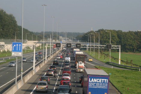 De A12 naar Arnhem staat bij Ede vrijwel dagelijks vast